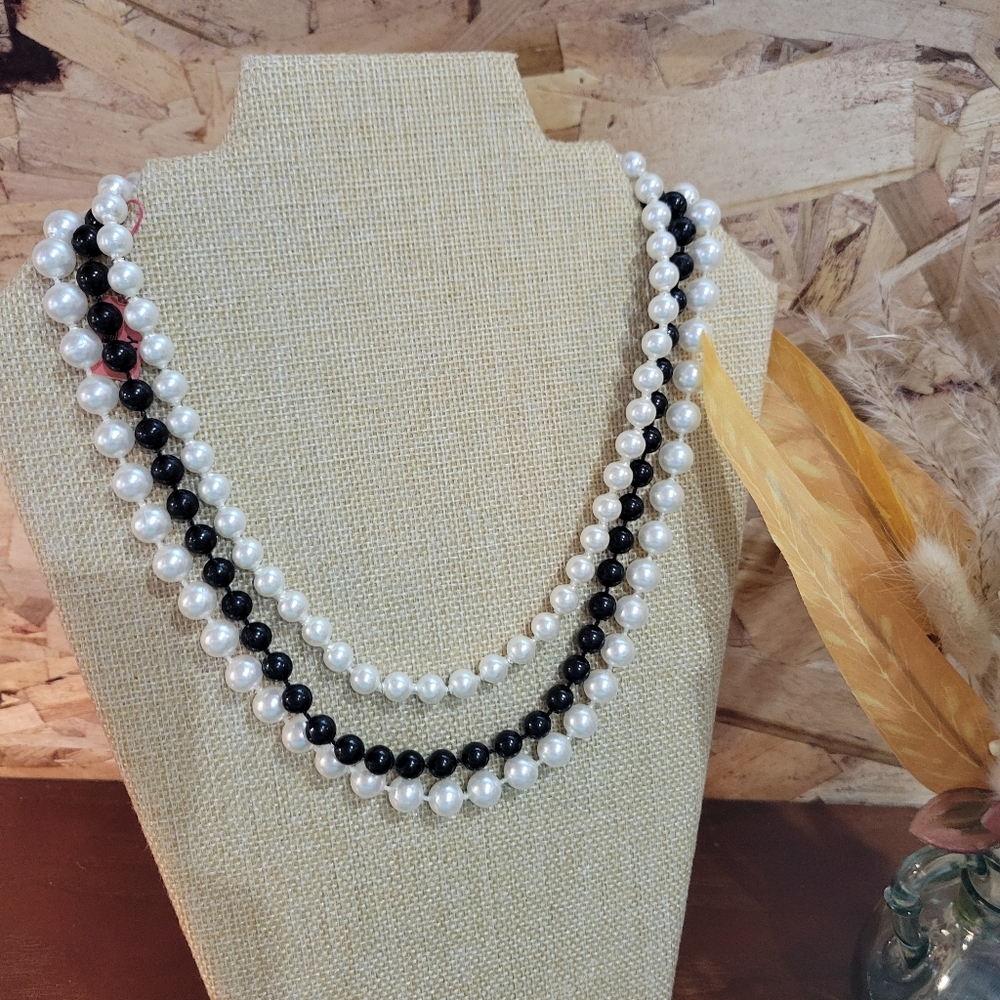 Elegant Black and White Pearl Necklace
